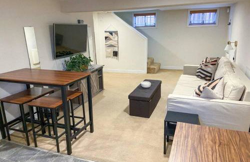 Rare Find Spacious Basement Apartment with Parking - Foto 6