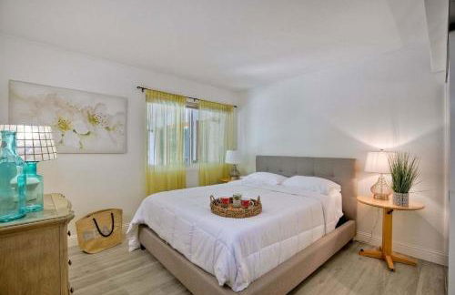 Serene Coastal Home Sleeps 8 - 1 Mile from Beach - Foto 40