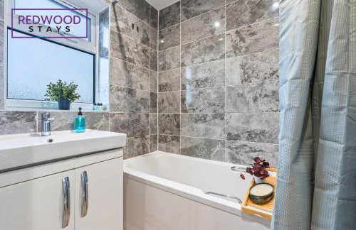 Cosy 3-Bedroom Serviced House with Free Fast WiFi and Parking for 2 Cars By Redwood Stays - Foto 25