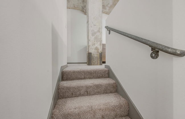 Luxury Historic Loft with Gym - Photo 21