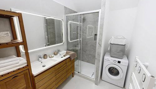 Le Kozy - Appartement 2 pièces climatisé au coeur de Vendôme avec parking - Foto 5, towels, Shower