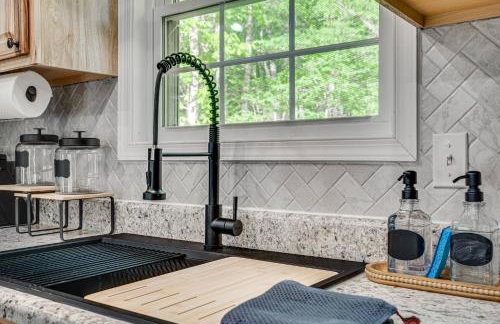 NEW! Shenandoah family & dog friendly cabin - 5 min walk river with private river access, BBQ, playground, fire pit - Foto 19