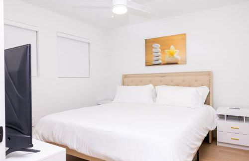 Luxe Retreat, Modern Gem with Private Backyard Oasis - Foto 25