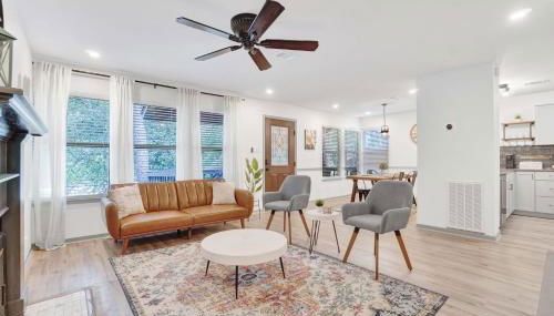 Treehouse Retreat 2Bed 2Bath Entire Townhome in The Woodlands - Foto 2