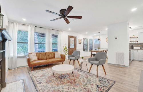 Treehouse Retreat 2Bed 2Bath Entire Townhome in The Woodlands - Foto 2