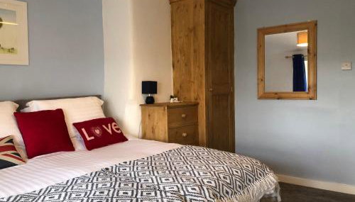 Hedgehog Cottage with garden in Bronte village! - Foto 5