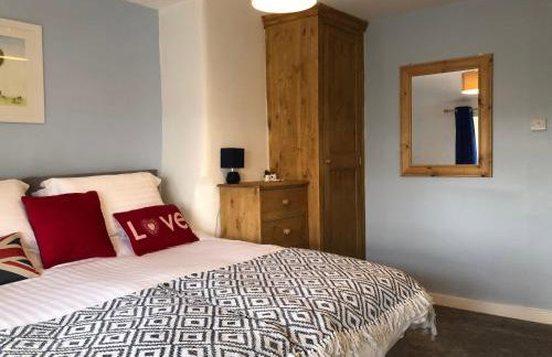 Hedgehog Cottage with garden in Bronte village! - Foto 5