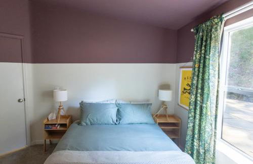 Saltwater Hot Tub, Forest Retreat, Minutes to Town - Foto 29