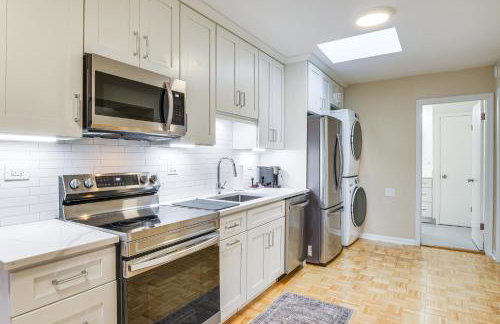 Steps to Shops and Eats Apt in Portage Park! - Foto 3