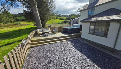 Cwm Uchaf Holiday Home, hot tub and horse view! - Foto 3, Garden view