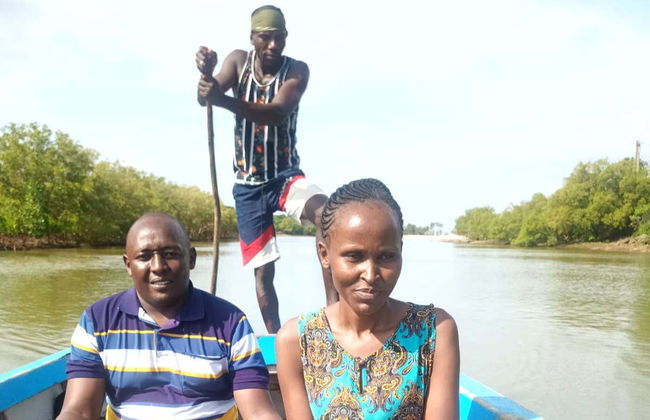 Paseo en canoa por el río Congo al atardecer - Foto 1