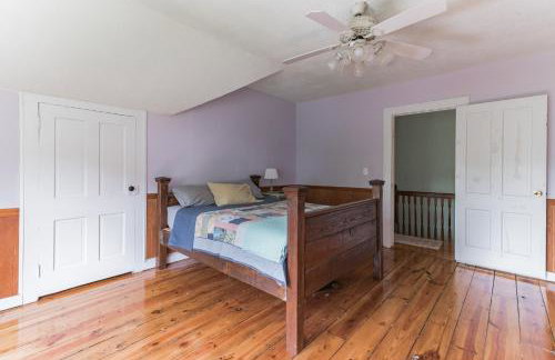 Mountain View Victorian with Convenient Location and Lots of Space tp Play farmhouse - Foto 16