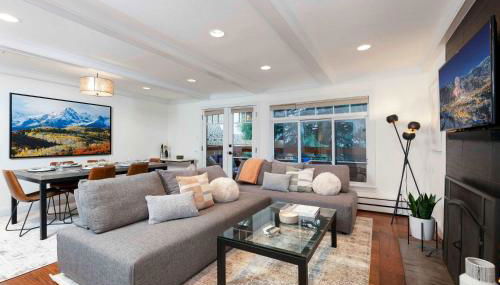 Updated 3BR, 3BA with Pool - Steps to Town - Foto 2