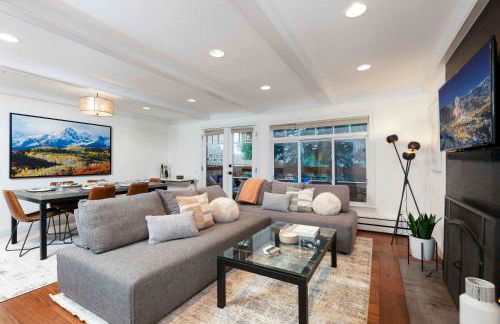 Updated 3BR, 3BA with Pool - Steps to Town - Foto 2