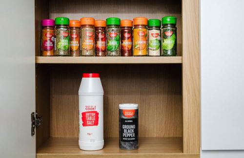 Bright 4BR Home with Garden with Free Parking and Sleeps up to 9 - Foto 25