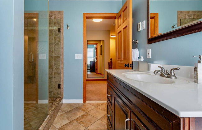 Family Fun Oasis Hot Tub Steam Room Pool Stream Firepit Games - Foto 23