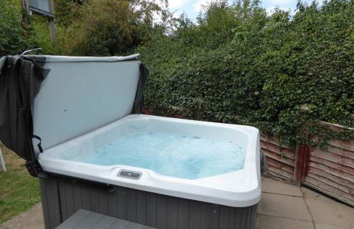 Romeo Cottage - Sleeps 4 - Open Plan Barn - Private Hot Tub & Garden - Foto 53