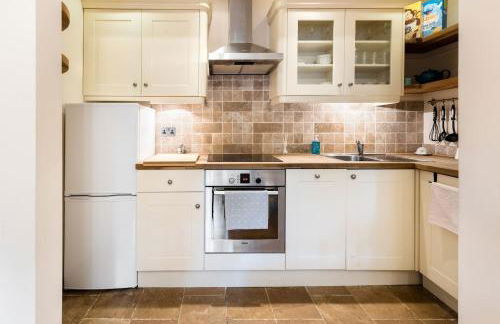 Bikki Apartments - 2 Bed - Free Parking - Own Entrance - Photo 6