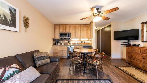 Charming Studio Deluxe w/kitchen #215 at Donner Lake Village - Foto 5