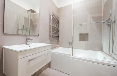 Stylish & Modern London Apartment in Honor Oak - Photo 9