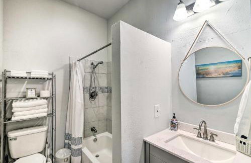 about 1 Mi to Pier and Beaches! Family Home in Galveston - Foto 14