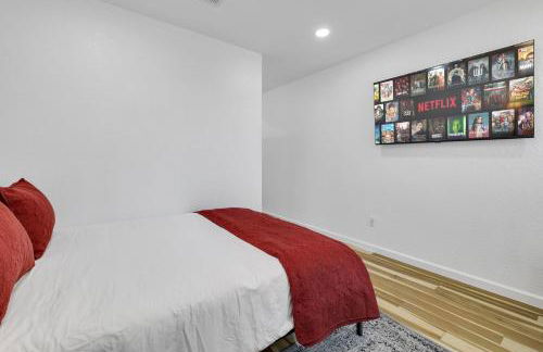 Arlington Entertainment District Home Green & White Door - Foto 21