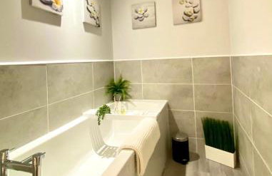 3 bedroom - 2 bathroom Townhouse in Corstorphine Near Murrayfield Stadium - Direct Bus To Edinburgh City Centre in 20 Minutes - Two Private Parking Spaces - Private Sunny Garden - Recently Refurbished - Foto 12