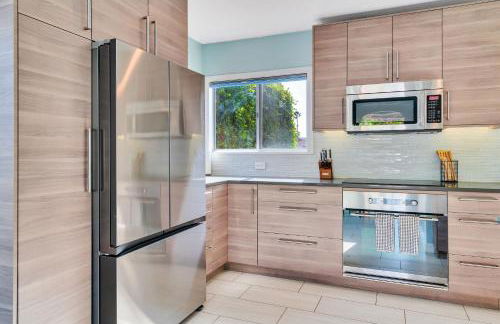 Modern Pool house with hot tub and relaxing backyard - Foto 7