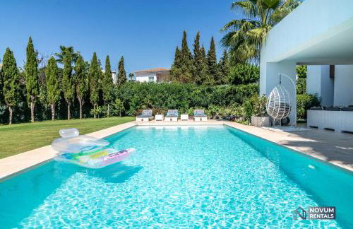 Remarkable 5-BDRM Villa - Heated POOL & GYM - Photo 5