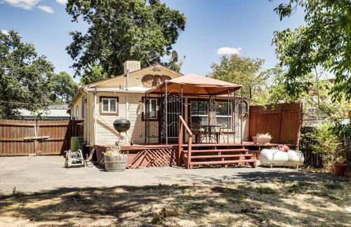 Watefront Getaway with Mtn Views and Dock in Clearlake - Foto 20