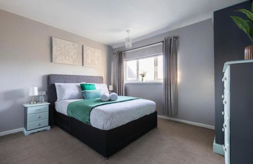 Clicketts - 3-Bedroom, Full Entire House, Sleeps 6 guests, Free wifi, Street Parking, Smart TV, Basildon, Essex London - Foto 1