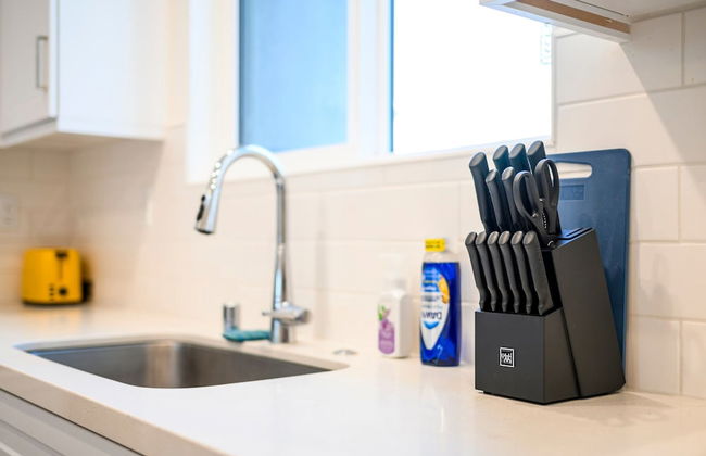 Chic Modern Retreat With Stunning Views - Photo 34