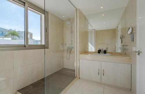 Villa Elisabetta, Luxury Villa with Heated Pool Ocean View in Adeje, Tenerife - Foto 33