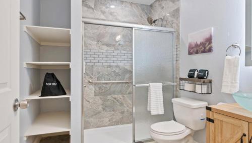 Upscale King Bed Suite ADA with Free Parking - Foto 2