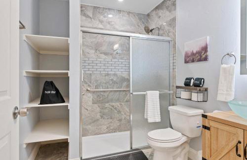 Upscale King Bed Suite ADA with Free Parking - Foto 2