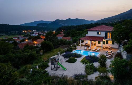 Villa Belina: 4 ensuite bedrooms, game room, heated pool, sauna & gym - Foto 2