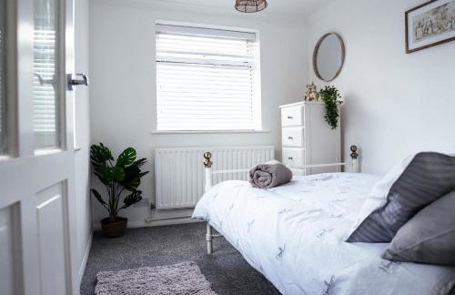 Large 4 BedroomProperty driveway and 3 bathrooms - Photo 19