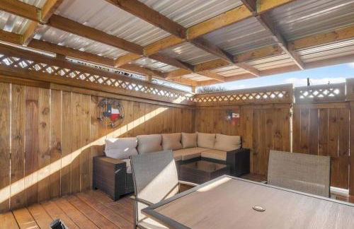 Stockyards 5 mins!-New!-Sleeps 8. Cowboy Bungalow - Foto 17