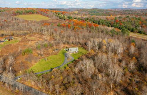 Luxury 4BR in Hudson Valley on a 8 Acre Estate - Hot Tub, Large Firepit, Oversized 38 Ft Deck! - Foto 35