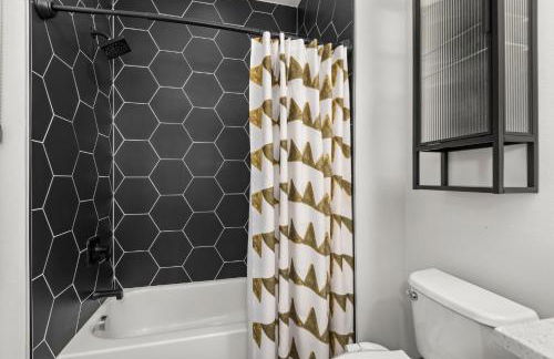 Walkable Rooftop Retreat 2BR, Workspace & BBQ - Foto 30