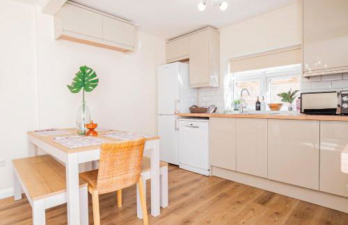 Modern 3-Bedroom 2-Bathroom Flat with Garden at Hanwell - Foto 14