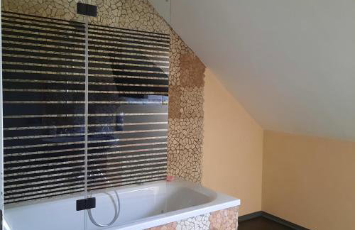 Farbenfrohe Dachgeschoßwohnung - Foto 8