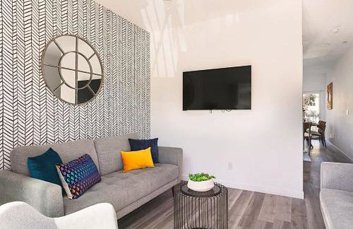 Enjoy Stylish 4BR Townhouse Sleeps 8 with Wi-Fi - Foto 4
