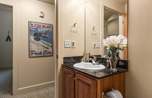 KBM Resorts Crestview Condos Spacious condo near Olympic Park with gas fireplace year-round pool hot tub city wide shuttle access. CVC-308B - Foto 33