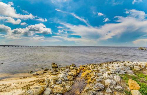 Woodsy Retreat, steps to Bay - Hot tub! - Foto 7