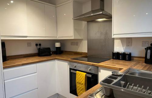 Comfortable 3 Bed House with Garden & Parking - Foto 10