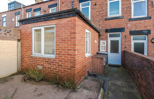 BIG House for Business Stays in Barnsley with 6-bedrooms & 8 Beds by PureStay - Foto 37