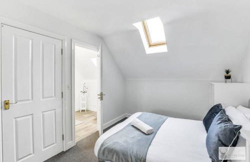 Modern 4-Bedroom Gem Family & Business Friendly - Foto 20