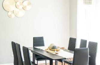 Spacious Vaulted 4BR Family Home Near Mall of GA Sleeps 12 - Foto 12