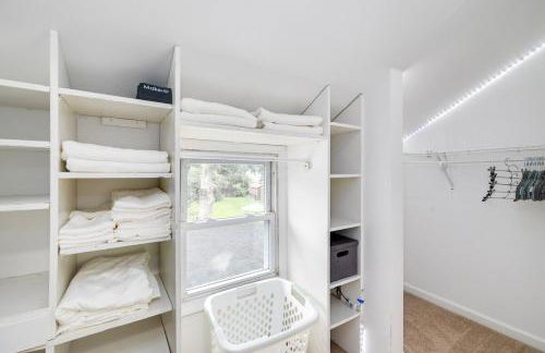 Cozy Full Home with Parking, 10min Walk to Bridge St - Photo 8